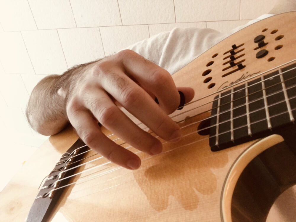 Fingerstyle vs pick which method is better? JG Music Lessons