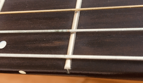 When to change guitar strings - discolored strings image